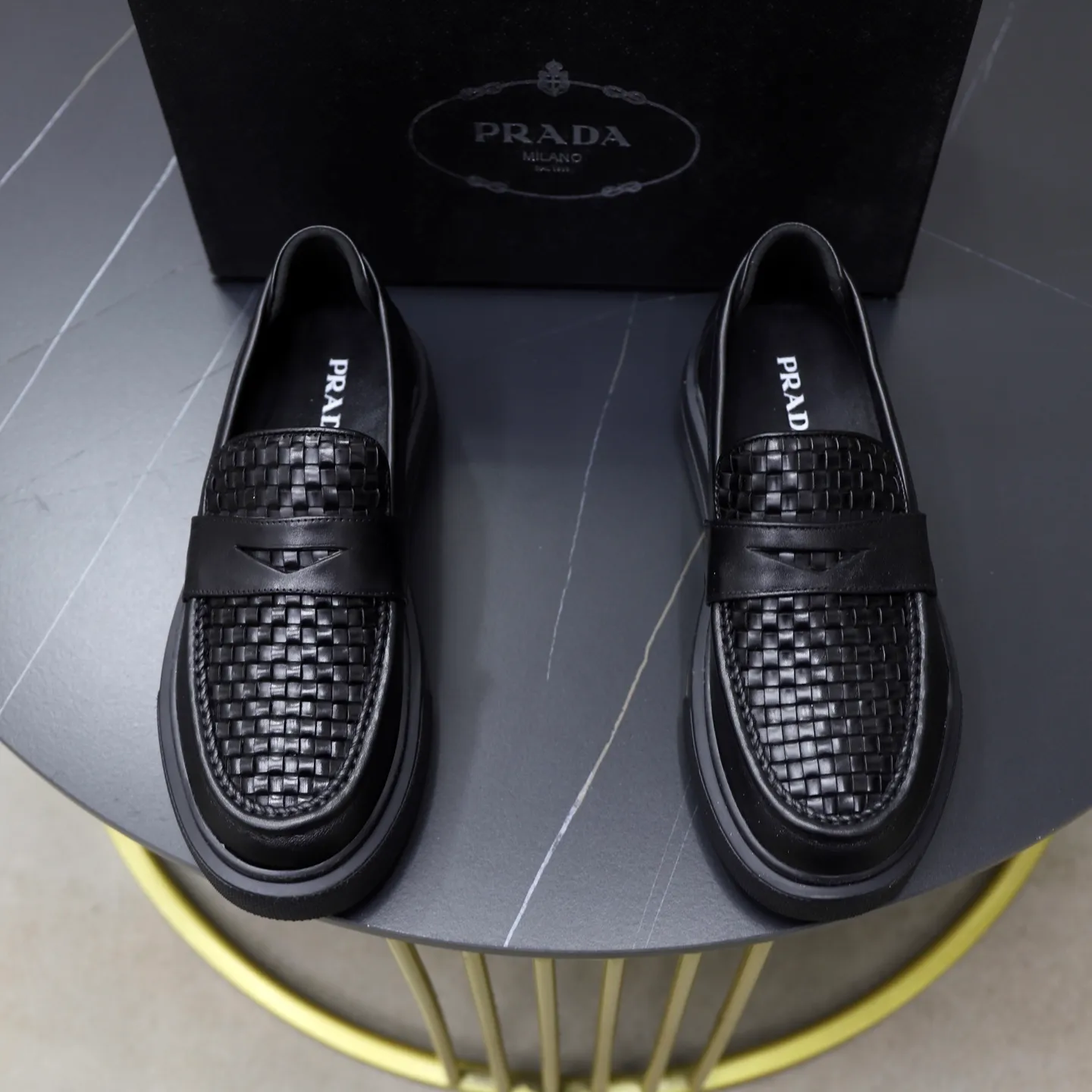 Ex-factory price: 500💰🙅‍♂️🙅‍♂️🙅‍♂️ Brand: PRADA Standard code: Men's code 38-44 (45 can be customized) Grade: Same style as the official website Original order quality Material: Original cowhide surface Comfortable lining Original outsole Style category: Men's fashionable casual leather shoes Distinguished big-name luxury elements Top luxury Color: Color of the actual picture